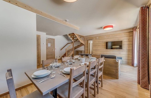 Wifi, ski-in/ski-out & foot of the slopes, 4th floor, view mountain, swimming pool, sauna, hammam