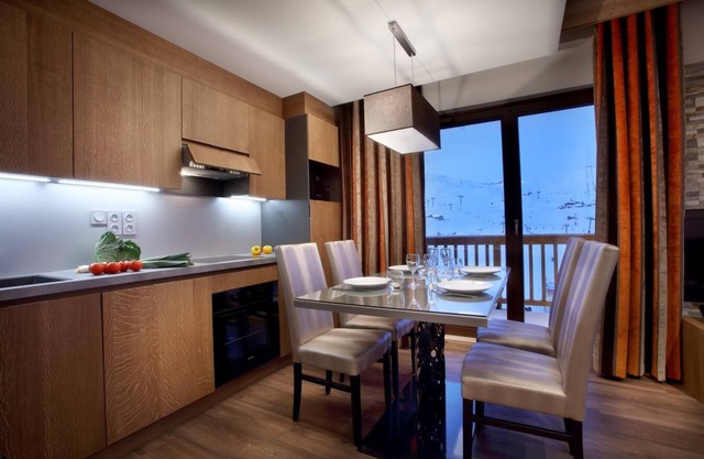 Wifi, ski-in/ski-out & foot of the slopes, fitness, swimming pool, sauna, hammam, balcony, tv
