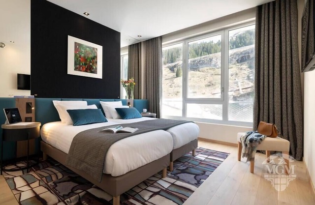 Wifi, ski-in/ski-out & foot of the slopes, swimming pool, sauna, hammam, balcony, parking, tv, 145m²