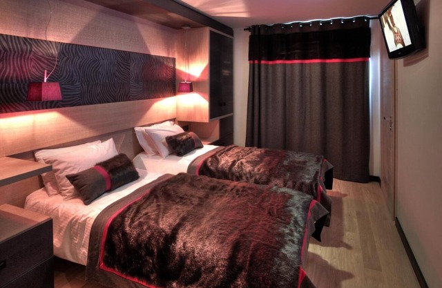 Wifi, ski-in/ski-out & foot of the slopes, fitness, swimming pool, sauna, hammam, balcony, tv