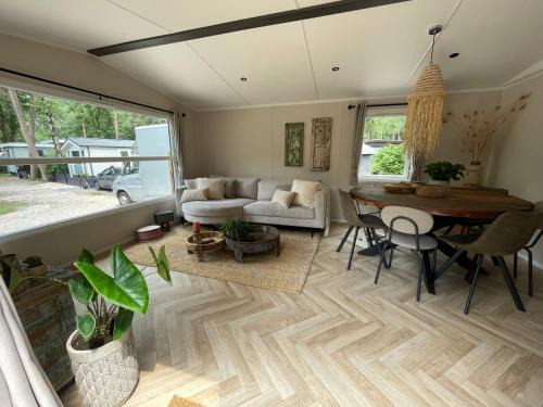 Wild Flower Wellness met privé Sauna en Hot Tub in prachtige tuin met overkapping
