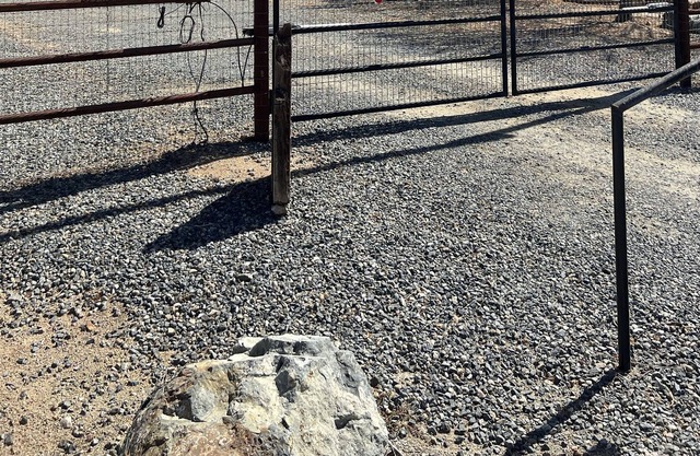 Wild Turkey Way Guesthouse!!! Short 5 Minute Walk to the Springville Ranch!