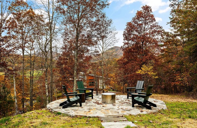 Wildcat Modern is a 2BR/2BA mountain retreat blending sleek design with cozy autumn charm. Enjoy a full kitchen, stylish interiors, ensuite bedrooms, an expansive deck, and a stone firepit perfect for crisp nights under changing leaves.