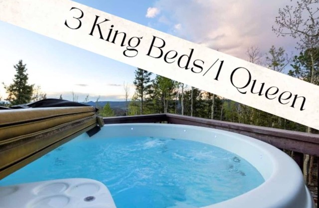 Wildlife Sightings!, Hot Tub, 3 King Beds/1 Queen!