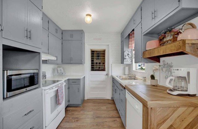 Willkommen to Pink Haus 1 Mile to Main Street!