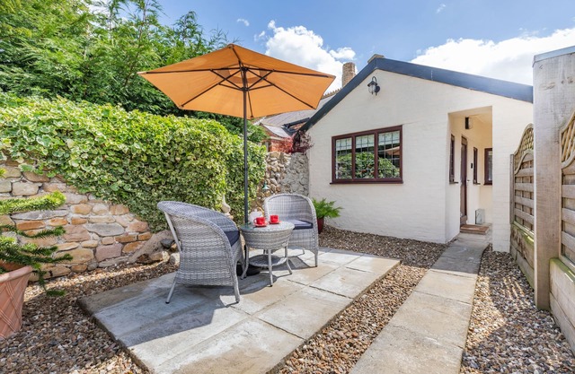 WILLOW COTTAGE, romantic, with hot tub in Skipsea