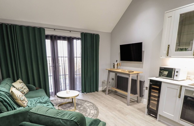 WILLOW, romantic, luxury holiday cottage, with hot tub in Willerby