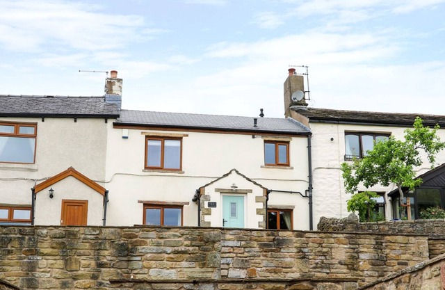 WINDMILL COTTAGE, family friendly, with a garden in Great Harwood