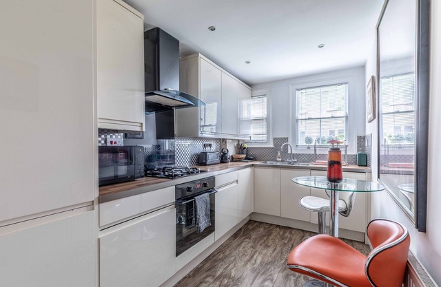 Windsor Central Victorian Town House sleeps 6