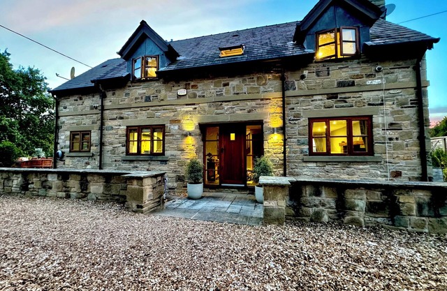 WINDYRIDGE, pet friendly, character holiday cottage in Marple Bridge