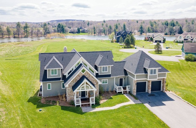Wine and Roses: Lakefront, Hot Tub, Pool Table, Fire Pit!