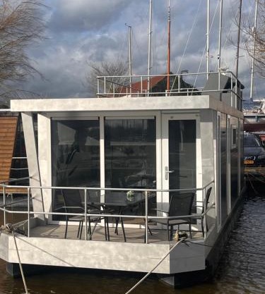 Winter at our Houseboat "Oslo"