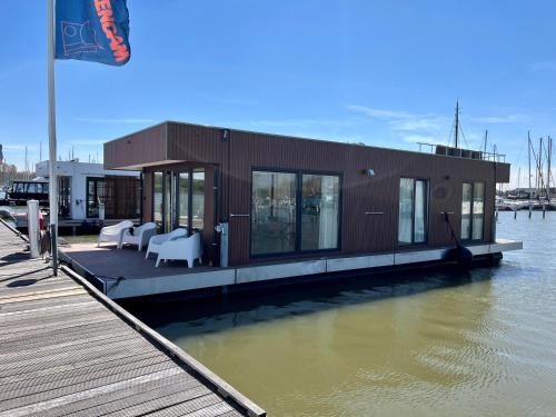 Winter at Surla Houseboat Splendid at Marina Monnickendam