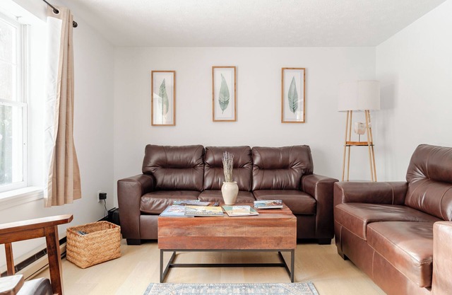 Winter Rental + Walk in Glass Shower + Free Parking + 5 min to Old Port