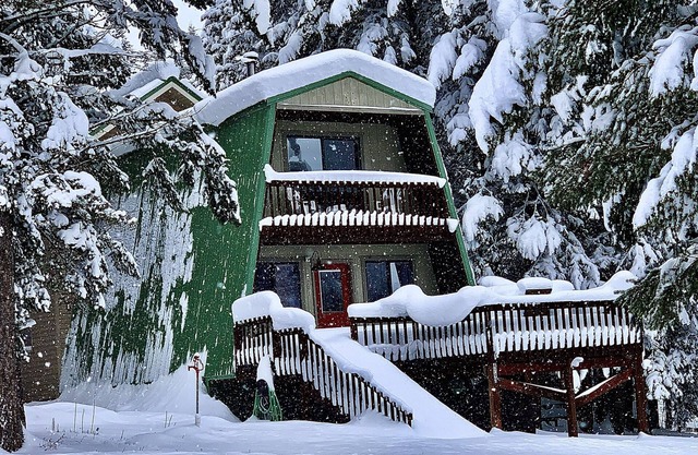 WINTER SNOWMOBILERS-King sized bed & private bathroom! Dog friendly! HOT TUB!