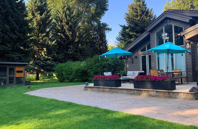 Winter Wonderland! 10 minutes to lifts! Perfect for a family or friend getaway!