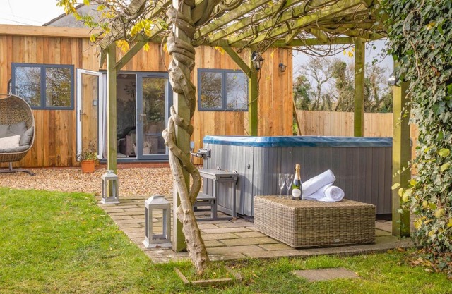 Wisteria View with hottub & cabin sleeps 20
