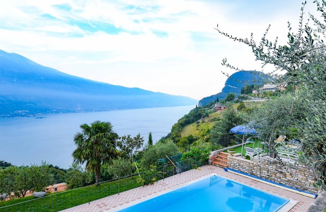 With a balcony, lake view and pool – Apartment Elka 8