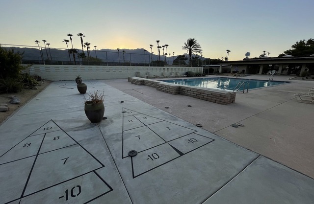 With EV charger -Mid Century Modern Close to Hiking, Golf,&Stargaze on the patio