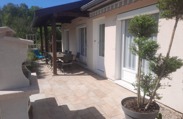With family or friends, come and enjoy this house with its swimming pool, pétanque and barbecue.