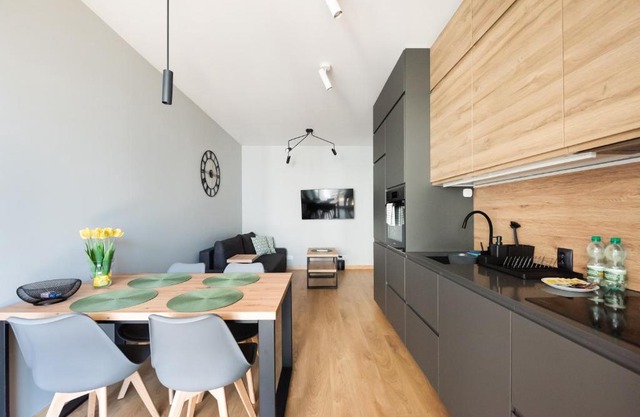 Wola Skwer Happy Apartment by BookingHost