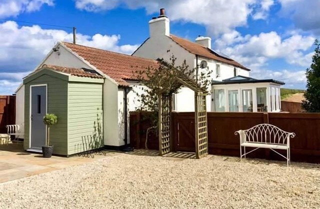 WOLD COTTAGE, pet friendly, luxury holiday cottage in Hunmanby