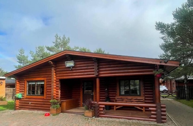 Wolf Lodge - a log cabin that sleeps 6 guests in 3 bedrooms