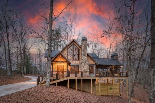 WolfCabin Lux Family Home, Fire Pit, Hot Tub, ADA ramp, ez paved rds