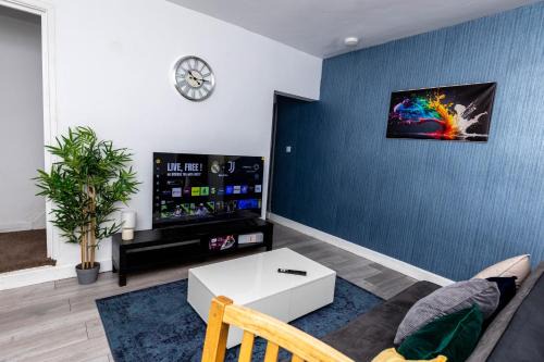 Wolverhampton 4-Bed Contractor & Family House