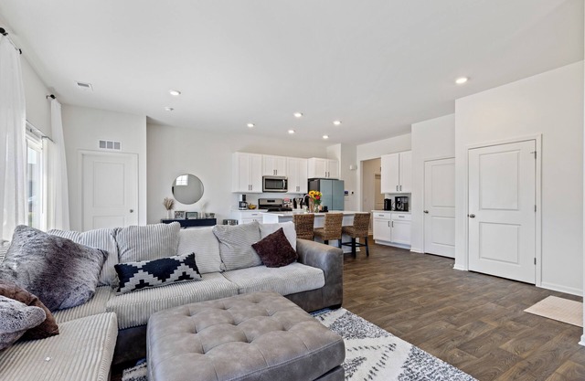 Wonder Lake Elegance: Serene 2BR Townhome Retreat