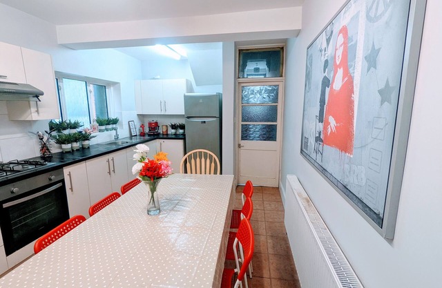 Wonderful 6 king bed 2.5 bath Victorian home with character in central London
