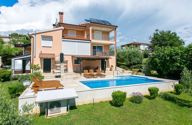 Wonderful apartment for 4 people with communal pool and garden