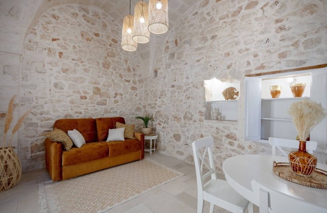 Wonderful apartment of about 40 sqm, able to accommodate up to 4 people, located on the first and second floor of a building (NO elevator - several internal and external steps to climb).The property is located in Conversano, in the province of Bari, know