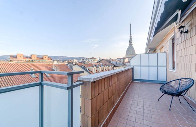 Wonderful apartment of about 60 sqm, perfect for 4 people, located on the fifth floor of a building with a lift (NOT suitable for disabled people - there are several steps to access it).The property is located in the heart of the city, a short distance f