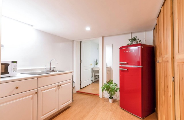 Wonderful Budget 2-3 Bedroom Apartment with Wi-Fi, AC in charming Queens