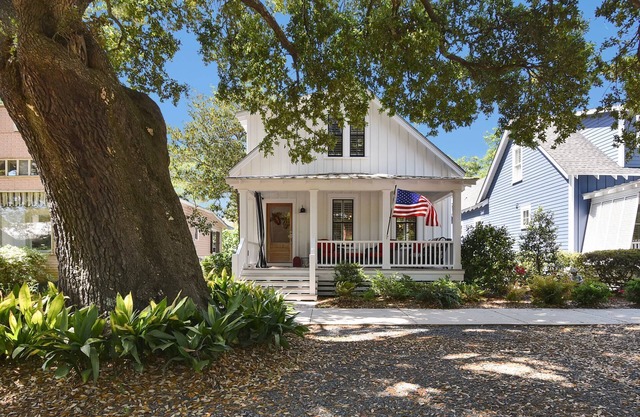 Wonderful Cottage - Only 3 Blocks From Downtown Southport Shops and Dining! Outdoor Gas Fire Pit!