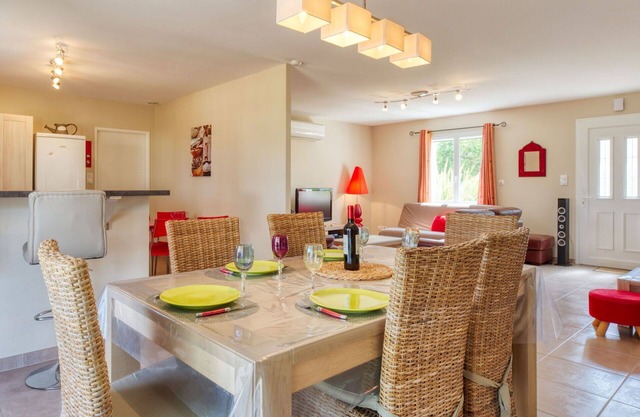 Wonderful private villa for 7 guests with A/C, WIFI, TV, patio and pets allowed