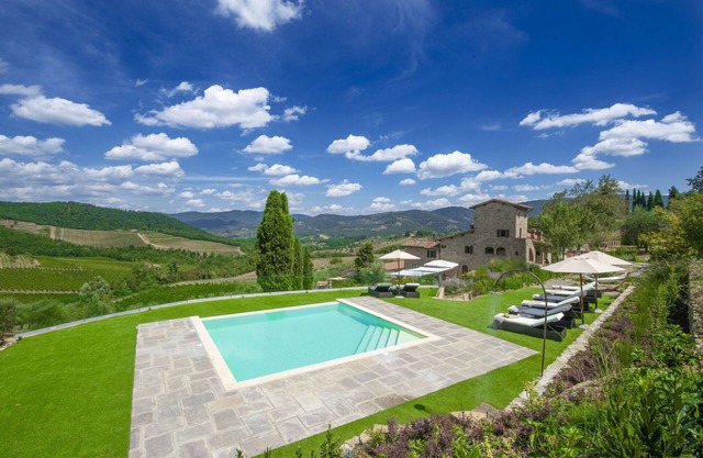 Wonderful private villa with A/C, WIFI, private pool, hot tub, TV, patio, close to Greve In Chianti