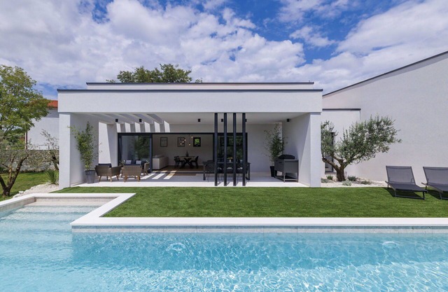 Wonderful private villa for 6 guests with A/C, private pool, hot tub, WIFI, TV and terrace