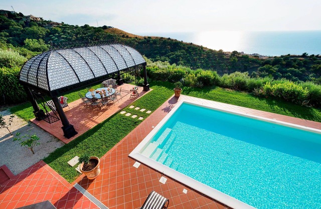 Wonderful private villa for 10 guests with A/C, private pool, WIFI, TV, terrace and panoramic view