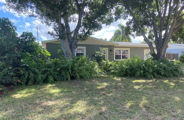 Wonderful Private 3-bedroom house with AC in Seminole close to beaches!