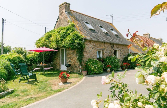 Wonderful private villa for 2 guests with WIFI, TV, patio, pets allowed and parking