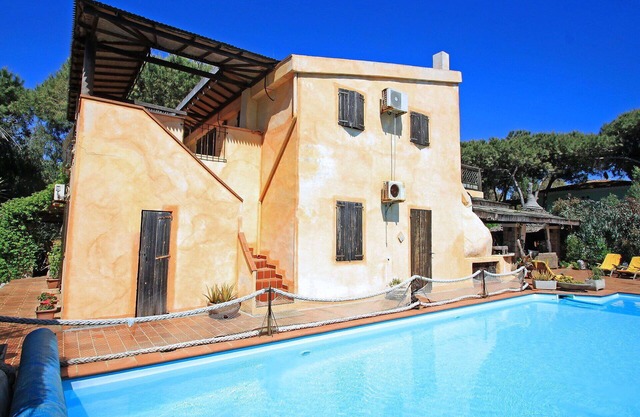 Wonderful private villa for 14 guests with private pool, A/C, WIFI, TV, patio and pets allowed