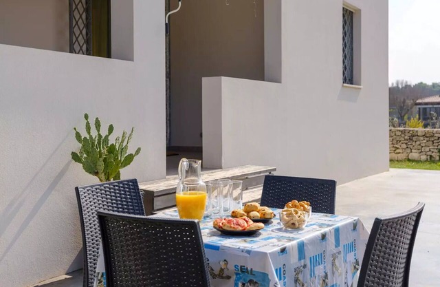 Wonderful private villa with A/C, hot tub, WIFI, TV, patio and parking, close to Otranto
