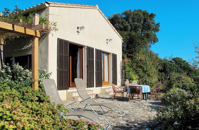 Wonderful private villa for 5 guests with WIFI, TV, patio, pets allowed, panoramic view and park.