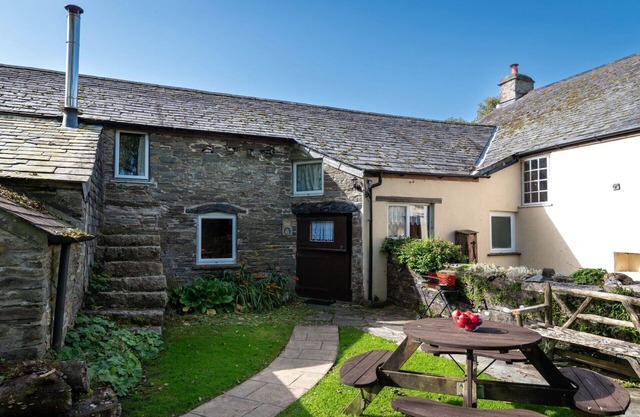Wonderful private villa for 7 guests with WIFI, hot tub, TV, patio and pets allowed