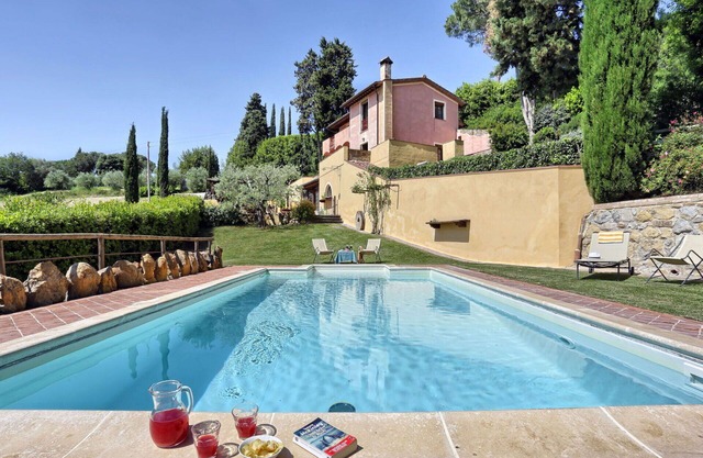 Wonderful private villa for 10 guests with WIFI, private pool, A/C, TV, patio and pets allowed