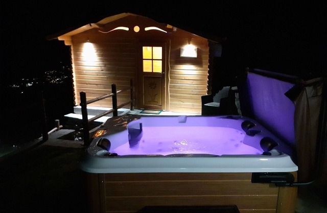 Wonderful private villa for 4 people with hot tub, TV, patio and pets allowed