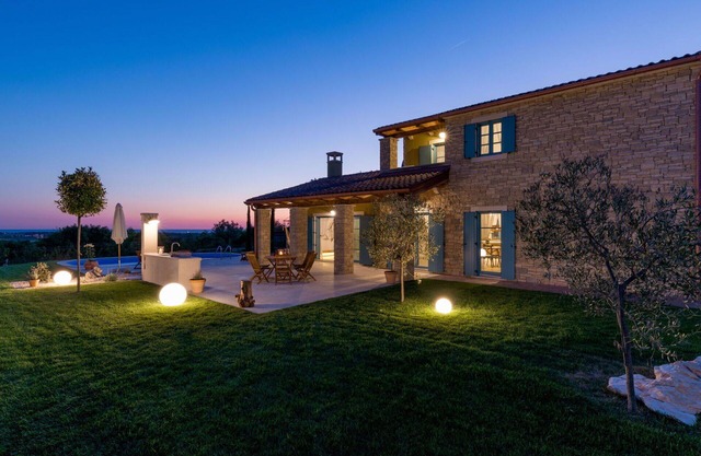 Wonderful private villa with WIFI, A/C, hot tub, private pool, TV, patio, pets allowed and parking