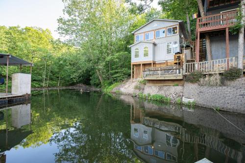 Wonderful Remote Lake Cabin! Fish from Deck & Dock